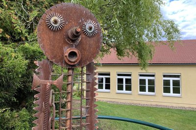 Auf dem Schulgelände.