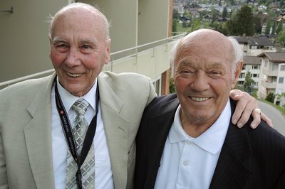 Horst Eckel (links) mit Jeno Buzanszky aus Ungarn.