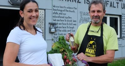 Katja Ellwart kauft regelmäßig bei den Marktschwärmern in Lichtenstein ein und Chef Dietmar Schmidl freut sich über Stammkunden. 