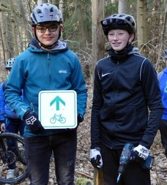 Julian (links) und Moritz gehörten zu den jungen Mountainbikern, die den Radweg beschilderten. 