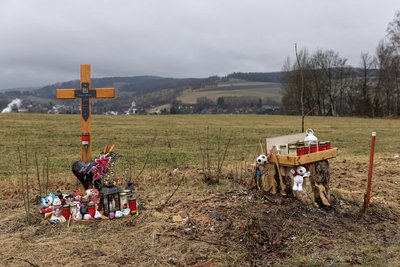 Stilles Gedenken an dem Ort, an dem sich das tragische Unglück ereignet hat. Nahe Cranzahl war ein Bus mit einem Winterdienstfahrzeug kollidiert und gegen einen Baum geprallt.