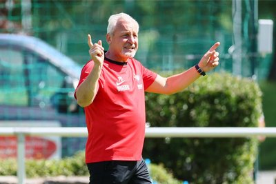 Pavel Dotchev dirigiert seine Mannschaft. Wer schuld darin ist, dass am Ende des Trainings ein Ball fehlte? Der Trainer hat da eine Vermutung.
