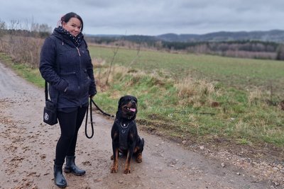 Melanie Schricker mit Rottweiler Baal auf Gassi-Runde. Auf dem Feld an der Röthenbacher Straße hat der Hund sieben Kaninchen-Kadaver gefunden.