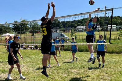 Szene aus dem Duell VfB Schöneck Fußball (links) gegen die Montagsrunde der Schönecker Volleyballer. Lucas Meinel beim Block des Angriffs von Lennart Düntsch.