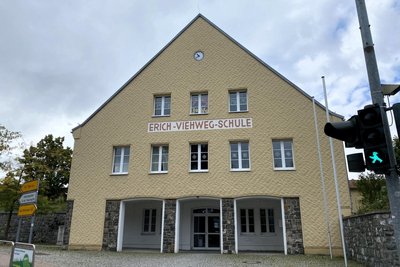 Der Eingang zur Schule an der Altenhainer Straße.
