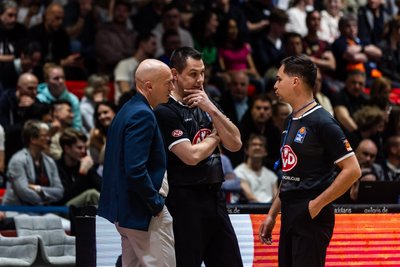 Ratlose Gesichter bei Niners-Trainer Rodrigo Pastore und den Schiedsrichtern während der langen Unterbrechung.
