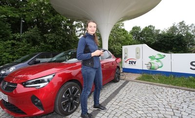 Sonja Trott, die ihr E-Auto vor allem zu Hause in Steinpleis auflädt, hat mit der Solar-Tankstelle am Horchmuseum eine weitere Möglichkeit dazu.