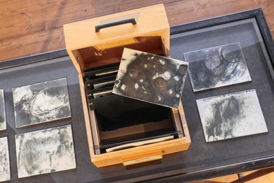 Catherine Sanke aus Leipzig erhielt für „schwarzmalen“ den 2. Preis. Auf den elf Porzellantafeln im Karteikasten sieht jeder Betrachter etwas anderes – von Nahaufnahme bis Kosmos.