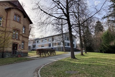 Optisch hebt sich die später gebaute Klinik für Neurologie von den übrigen Gebäuden im Sächsischen Krankenhaus Rodewisch ab. Hier ist auch die Gedächtnisambulanz untergebracht.