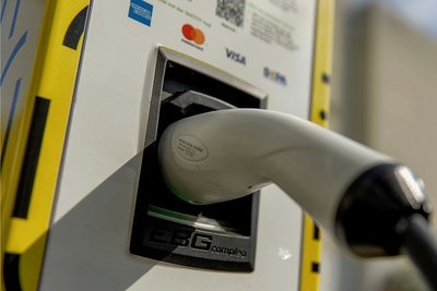 E-Autofahrer müssen ab 2023 bundesweit an allen neu aufgestellten Ladesäulen mit der Debit- oder Kreditkarte zahlen können. Das hat der Bundesrat entschieden. 