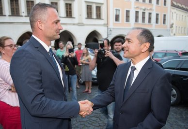 Der zweite Wahlgang wurde nötig, weil am 10. Mai keiner der Kandidaten eine absolute Mehrheit, also mehr als 50 Prozent der Stimmen, erreichte. AfD-Landtagsabgeordnete Sebastian Wippel (links im Bild) stand bei der Wahl dem Amtsinhaber Octavian Ursu (CDU) gegenüber.