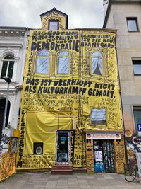 Der Künstler Sönke Lühring gestaltete die Fassade.