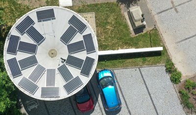 Blick aus der Vogelperspektive auf die erste Solartankstelle Sachsens, die vor zehn Jahren auf dem Parkplatz des Zwickauer Horchmuseums gebaut worden ist. 