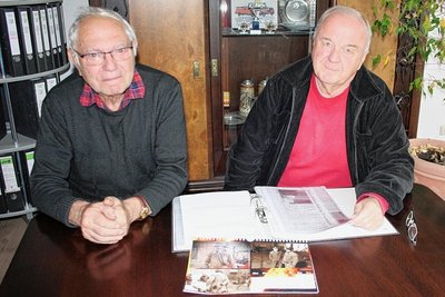 Die Zeitzeugen Horst Neupert (links) und Falk Löffler bei der Sichtung und Aufarbeitung von Unterlagen aus der Zeit des Eisenbahnunglücks im Bereich des Bahnhofs Schweinsburg-Culten vor 50 Jahren. 