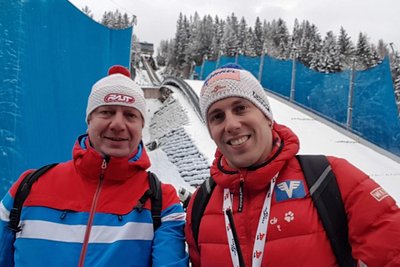 Skisprungfan Tilo Schmidt (links) aus Zschorlau sagt über Lukas Müller: „Hochachtung für diese Leistung!“