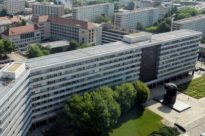 Wird die Riegelwirkung des Behördengebäudes durch einen Neubau dahinter aufgebrochen oder verstärkt?