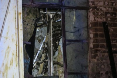 Blick durch das Fenster der Ruine. Drin sind Trümmer nach dem Teileinsturz zu erkennen.