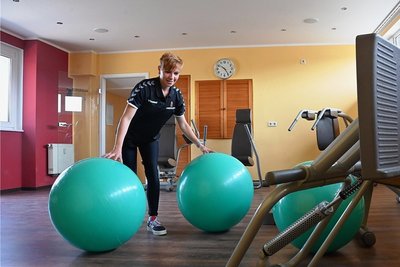 Fitnesstrainerin Marie Geyer in einem der neuen Trainingsräume des "Fitnessclubs 21" in der Turmpassage in Limbach-Oberfrohna bei Vorbereitungen auf die Wiedereröffnung. Ab 1.Juli will das Studio wieder Sportbegeisterte begrüßen.