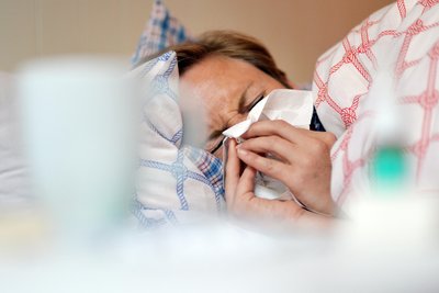 Noch immer stecken sich viele Sachsen mit Grippe an.