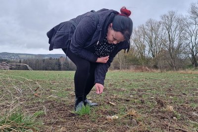 Melanie Schricker beim Fund der Kaninchen. Kaninchen sind Nesthocker, ohne Wärme und ihre Mutter haben sie in freier Natur keine Überlebenschance. Anders der Feldhase: Er ist Nestflüchter.