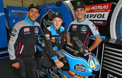 Probesitzen auf einer Moto3-Maschine. Joshua Bauer zu Gast in der Box von Aron Canet (rechts) und Enea Bastianini.