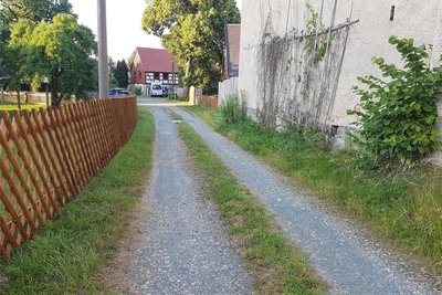 An dem einstigen Feldweg rückt bald ein Bautrupp an.