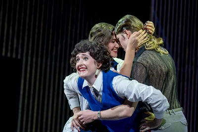 Rose Lohmann als Dorine, Annalena Oswald als Marianne und Leopold Peter als Valere (voon links) in einer Szene des Theaterstücks "Tartuffe und der Profiteur".