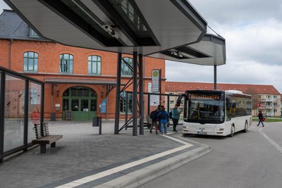 Am Bahnhof Mittweida starten Bus und Bahn. Die Fahrt nach Chemnitz könnte von hier aus preisgünstiger sein, wenn die Tarifzonen sich ändern.