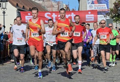 Das Foto vom 12. Zwickauer Stadtlauf 2022 zeigt den Start des Firmenlaufes über 4,7 Kilometer. 