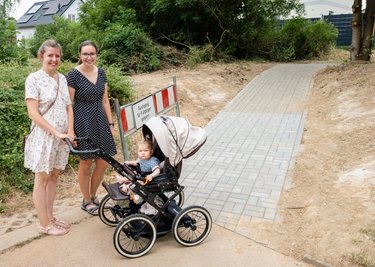 Alice Frenzel (l.), Töchterchen Edda und Stadträtin Madeleine Martschink testen den neuen barrierefreien Verbindungsweg. 