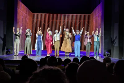 Über den gelungenen Premierenabend freut sich das Ensemble im Eduard-Winterstein-Theater in Annaberg-Buchholz.