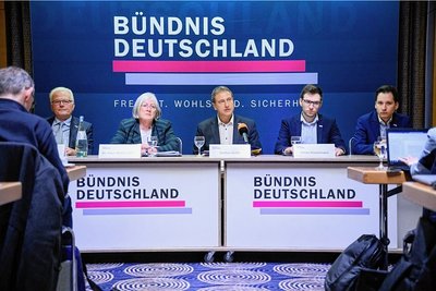 Der Parteivorsitzende Steffen Große (M.) stellt zusammen mit Walter Münnich (v. l.), Ellen Walther-Klaus, Niklas Stadelmann und Jonathan Sieber die neue Partei Bündnis Deutschland vor. 