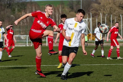 Ohne Schussglück: Der Rochlitzer Fabian Hartmann (l.), hier gegen Justin Börner, blieb mit seinem Team erneut ohne Punkte.