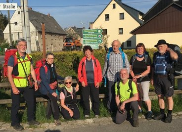 Die Wandergruppe um Reiner Hengst (rechts, kniend) ist seit Dienstag auf viertägiger Wandertour unterwegs in Richtung Schwarzenberg. Das Foto entstand am Start in Großwaltersdorf. 