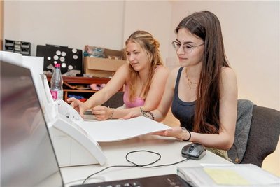 Nele Reichmann und Alina Flohrer (r.) arbeiten am Plotter.