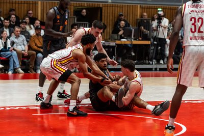 Kampf um den Ball mit Kostja Mushidi mittendrin. Viel Sehenswertes gab es beim Spiel der Niners Chemnitz in Würzburg nicht.