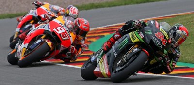 Jonas Folger (rechts) überholte zu Rennbeginn die mehrfachen Weltmeister Marc Marquez und Dani Pedrosa.