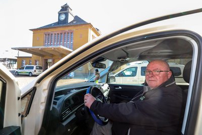 Taxifahrer Matthias Zimmermann hat am Bahnhof auf Fahrgäste gewartet.