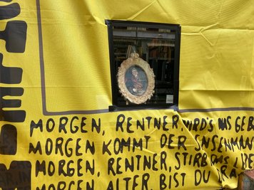 Die Buchhandlung widmet ein Schaufenster dem Minister.