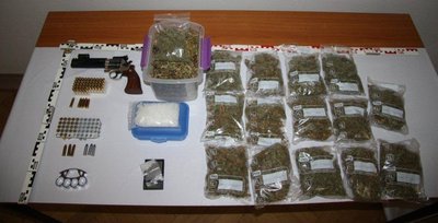 Etwa ein Kilogramm Marihuana, 100 Gramm Crystal sowie mehrere Waffen fanden Polizisten bei einer Hausdurchsuchung in Limbach.