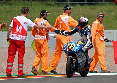 Philipp Öttl wurde nach seinem starken Rennen in der Moto3-Klasse auch von den Streckenposten gefeiert.