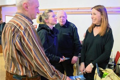 Michaela Koschak hatte auch nach ihrem Vortrag im Reichenbacher Neuberinhaus viele Fragen zu beantworten, Bücher zu signieren oder Autogramme zu schreiben.
