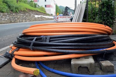 Der Treuener Stadtrat hat beschlossen, dass die weißen Flecken - Gebiete ohne schnelles Internet - verschwinden sollen. Den Auftrag dazu hat der Anbieter Envia Tel erhalten. 