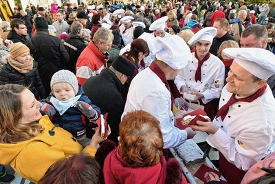 Zum Brand-Erbisdorfer Stollenmarkt wird der Riesenstollen diesmal am 3. Dezember, 15 Uhr auf dem Markt angeschnitten. 