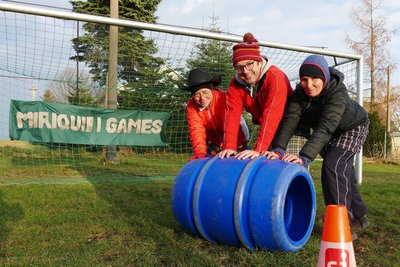 Fassrollen war eine der Herausforderungen, die Martina Fritzsche, Jörg Hänsel und Hanka Straube (von links) für die Teilnehmer der Miriquidi Games vorbereitet hatten.