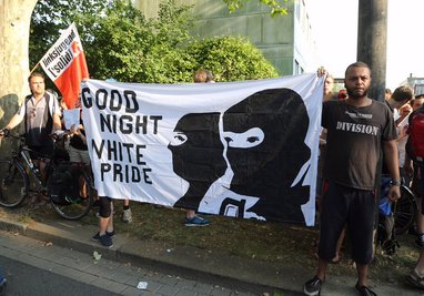 Mit einem Transparent mit der Aufschrift «Good night white pride» gehen Menschen in Dresden gegen Asylgegner in der Stadt auf die Straße.