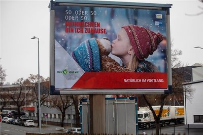 Mit diesen Großplakaten haben der Vogtlandkreis und die IHK jetzt einen neuen Anlauf unternommen, gebürtige Vogtländer zu einer beruflichen Rückkehr in ihre alte Heimat zu bewegen. 