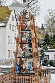 In Großhartmannsdorf wird die Pyramide am Wohnpark "Zur Alten Schule" im Ortszentrum am Samstagnachmittag angeschoben.