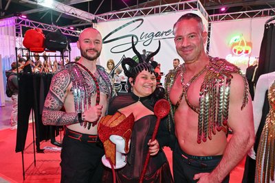 Miss Saphir (Mitte) stellt handgefertigte Fantasy-Outfits her. Die Darsteller „The glowing Viper“ (links) und „Chris Gun“ tragen sie auf der Messe.