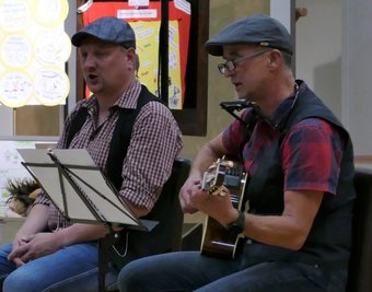 Martin Gronau (links) und Peter Messig lieferten im Gelenauer Volkshaus schon mal einen kleinen Vorgeschmack auf das, was das Publikum beim Bergstadt-Neinerlaa erwartet.